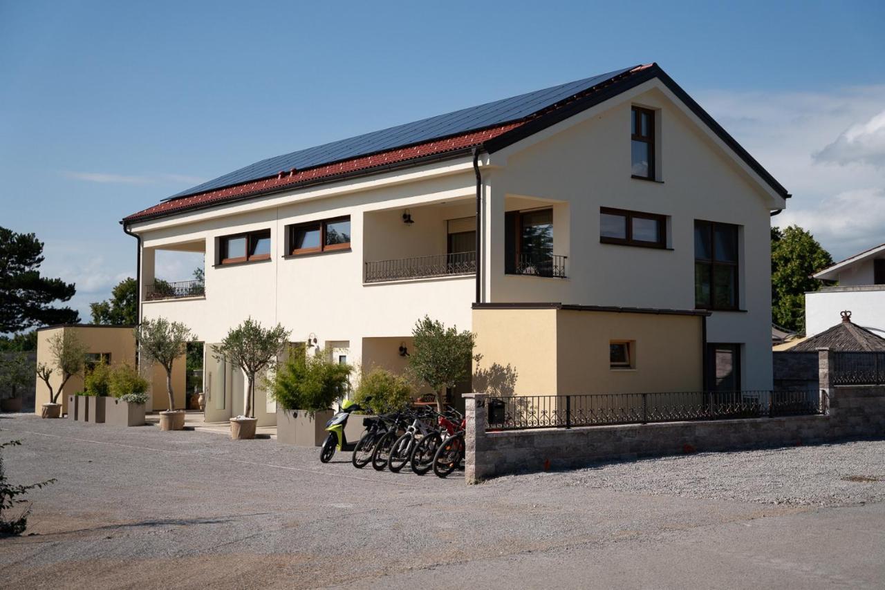 Apartments Kras 24 With Pool Sežana Exteriör bild