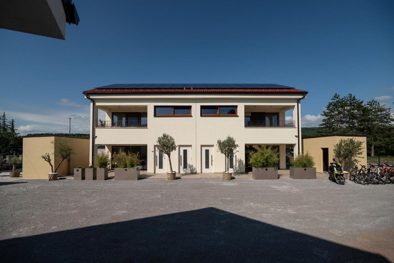 Apartments Kras 24 With Pool Sežana Exteriör bild
